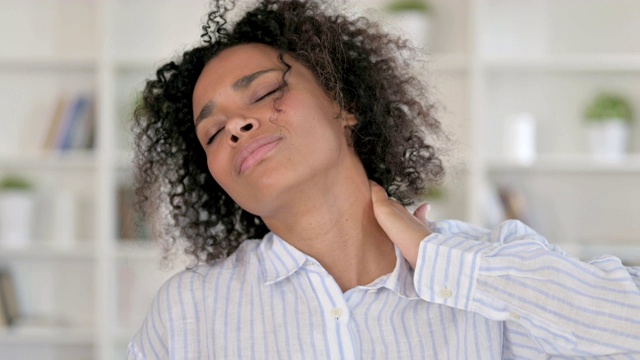 疲惫的非洲女商人颈部疼痛视频下载