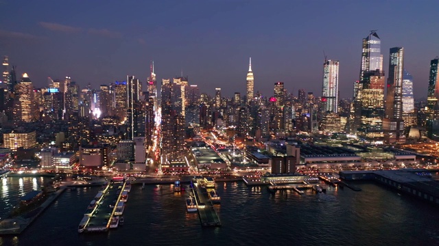 黄昏时分，无人机拍摄的纽约天际线视频素材