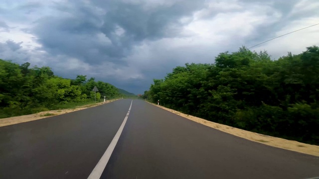 在山区的道路和自然的GoPro摄像头视频素材
