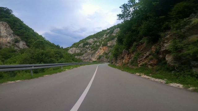 在山区的道路和自然的GoPro摄像头视频素材