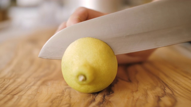 用手把柠檬切成两半放在砧板上视频下载