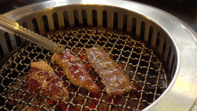 日式烧烤餐厅，烧烤豪华牛肉片视频素材