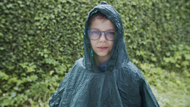雨中小男孩的肖像视频下载