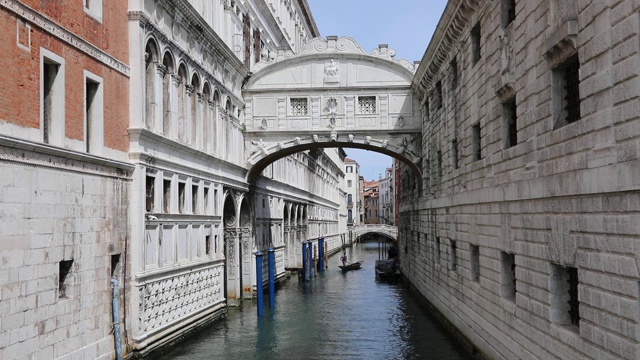 叹息桥在意大利语中被称为索斯皮里桥和威尼斯的通航运河视频素材