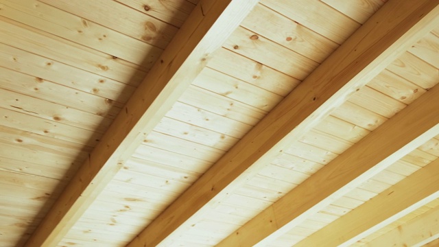 漂亮的木质天花板，木制品，房子。视频下载