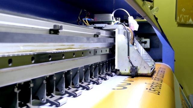 大型喷墨打印机cmyk格式在乙烯基上工作视频素材