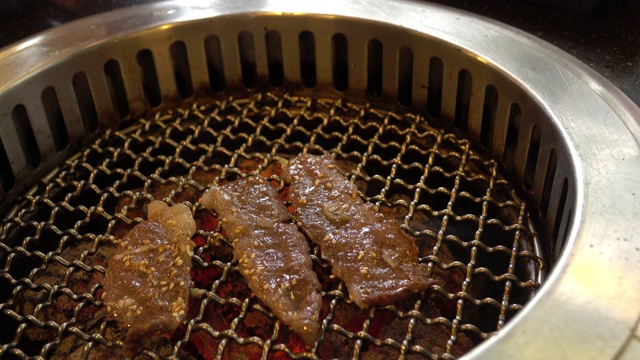 日式烧烤餐厅，烧烤豪华牛肉片视频素材