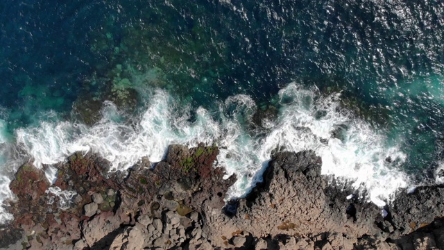 悬崖和蓝色海洋的鸟瞰图。兰萨罗特岛,加那利群岛。视频素材