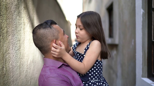 父亲和女儿在家里拥抱的肖像视频素材