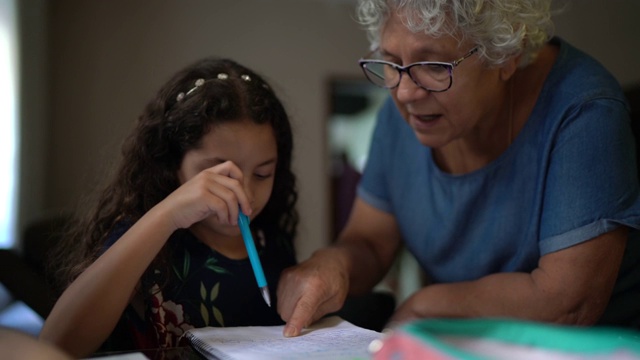 奶奶在孙女在家学习的时候帮她做作业视频下载