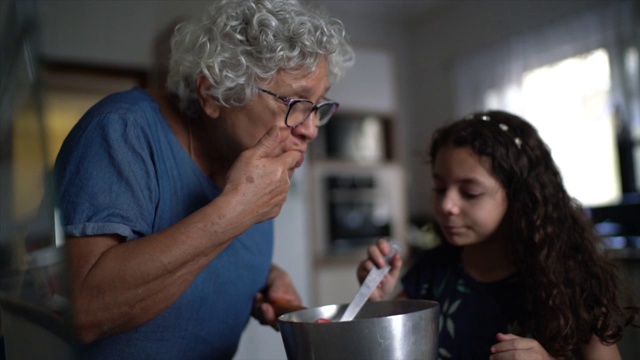 奶奶在家里和孙女一起做巧克力视频素材