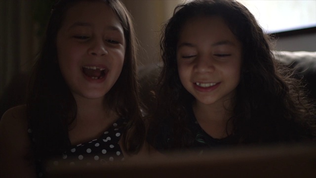 女孩们正在用家里的平板电脑进行视频通话视频素材