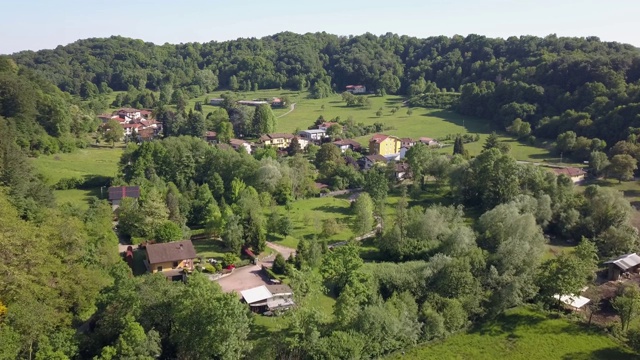 意大利农村景观的空中恢复，包括田地和村庄视频素材