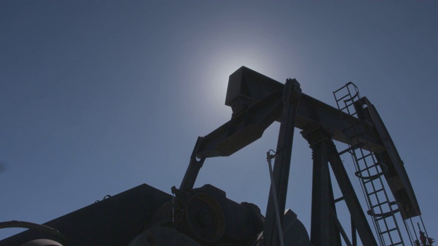 洛杉矶一座名为“点头驴”的油井在阳光下闪闪发光视频下载