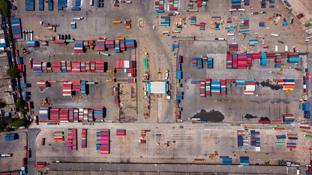 4K时间推移:航拍俯视图集装箱仓库在码头的商业物流，进出口，航运或运输。视频素材