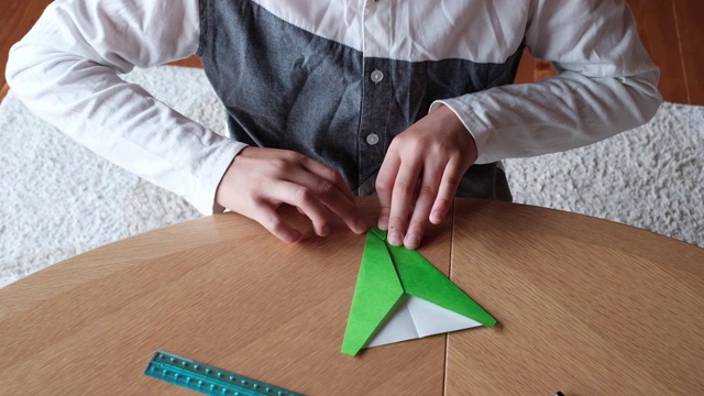 男孩做纸飞机视频下载