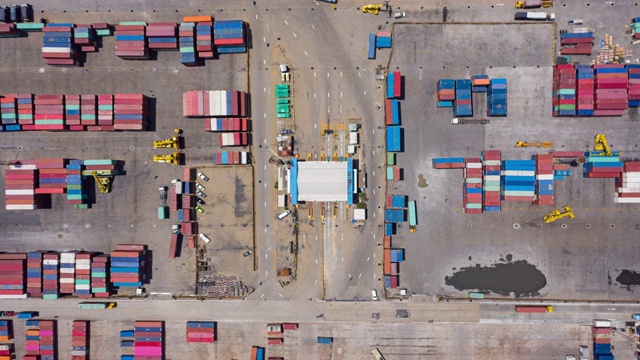 4K时间推移:航拍俯视图集装箱仓库在码头的商业物流，进出口，航运或运输。视频下载