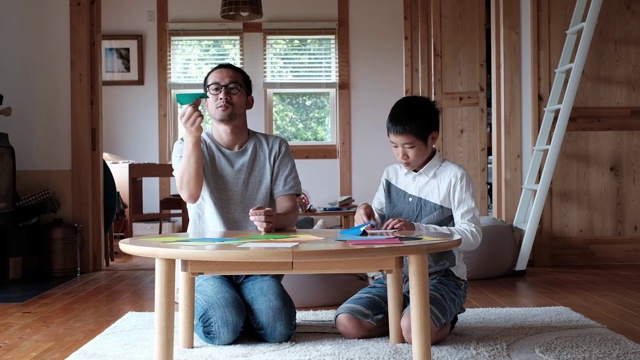 男孩和父亲一起做纸飞机视频下载