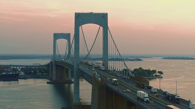 鸟瞰图的Throgs颈桥和Throgs点，布朗克斯，纽约，和东河在日出。无人机视频片段与向前摄像机运动视频素材