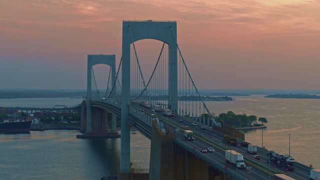 鸟瞰图的Throgs颈桥和Throgs点，布朗克斯，纽约，和东河在日出。无人机视频片段与向前摄像机运动视频素材