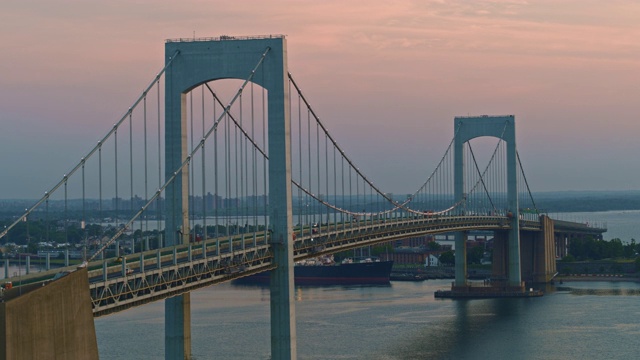 鸟瞰图穿过东河连接皇后区和布朗克斯区，纽约，日出。无人机视频镜头与复杂的电影前视全景摄像机运动视频素材