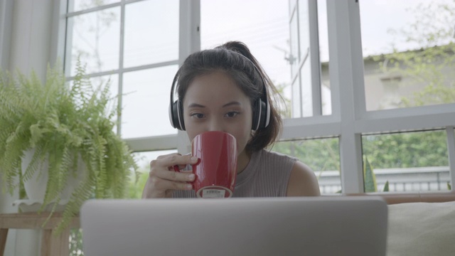 年轻的亚洲女性在家里在线学习，封锁，待在家里视频素材