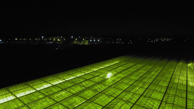 高空飞过一个挂满黄瓜的大温室视频下载
