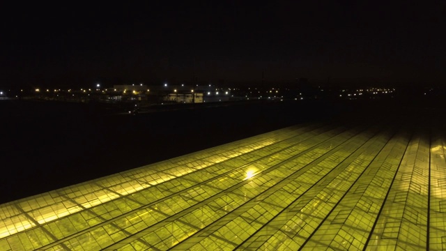 高空飞过一个挂满黄瓜的大温室视频下载