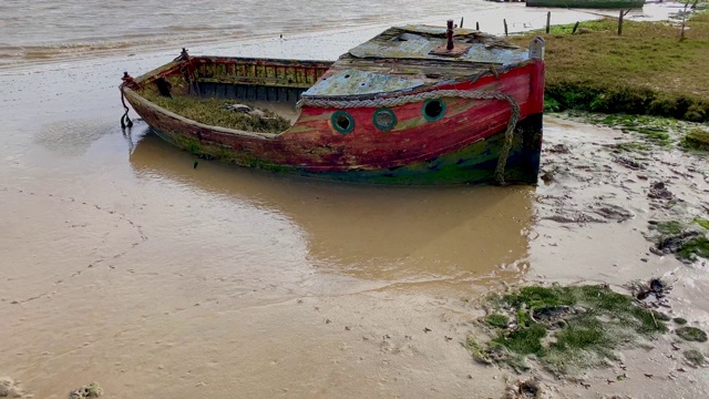 受损的木船被冲上岸视频素材