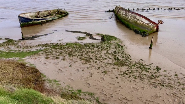 两艘失事木船被冲上岸视频素材