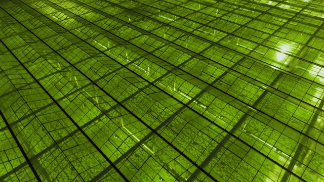 空中拍摄的温室外景，用LED灯照亮植物生长。视频下载