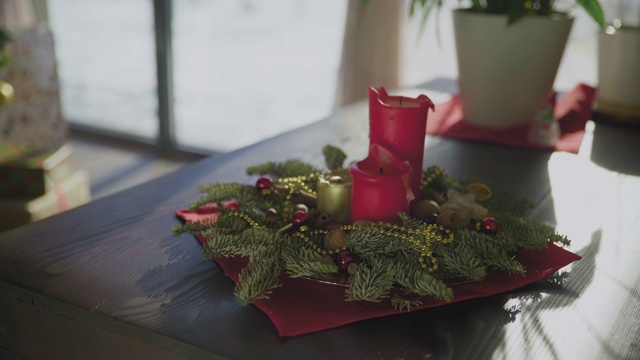 用蜡烛装饰的圣诞花环视频下载