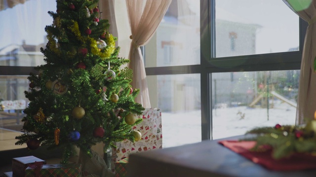 圣诞家居装饰用蜡烛和圣诞树。视频下载