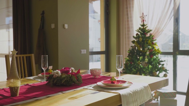 多莉移动美丽的圣诞桌子与圣诞树的背景视频下载