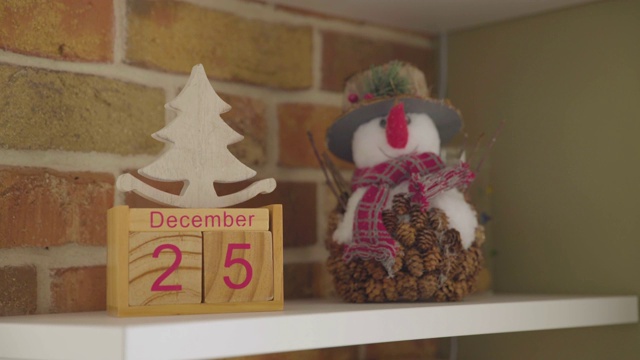12月25日,日历。雪人。圣诞装饰品。视频下载