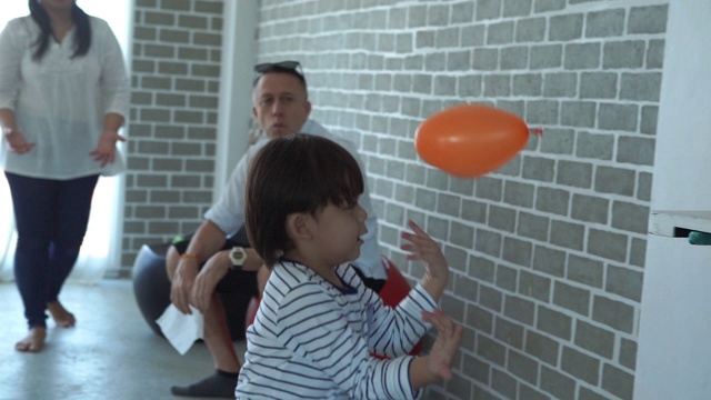 白人小男孩和家人玩气球视频下载