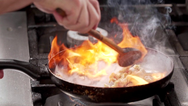 Flembe烹调肉类视频素材