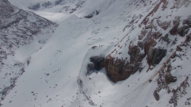 雪峰上的喜马拉雅登山者视频素材