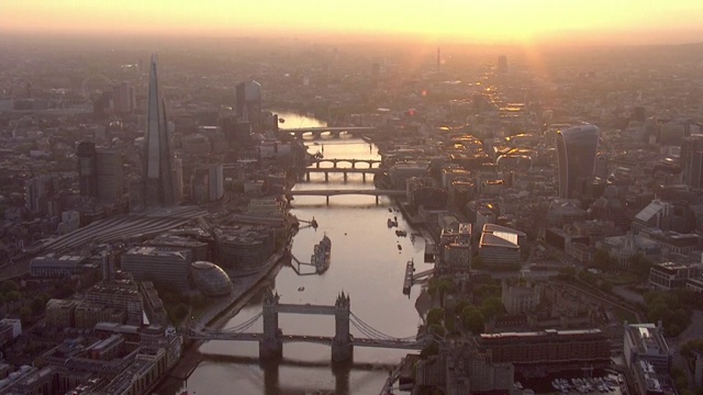 伦敦日落时的鸟瞰图。视频下载