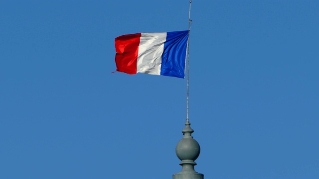 法国巴黎大皇宫上的法国国旗视频下载