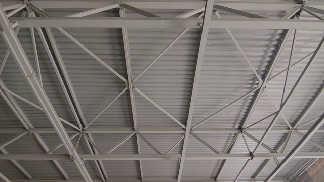 大型现代房间的金属结构天花板。一个大型餐厅的铁现代天花板结构全景图。现代仓库建筑工地，钢结构商业建筑视频下载