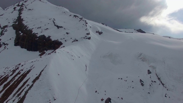 印度登山者攀登喜马拉雅山的顶峰视频素材