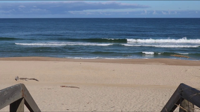 从木板路看奎奥斯海滩上的海洋和沙子视频下载