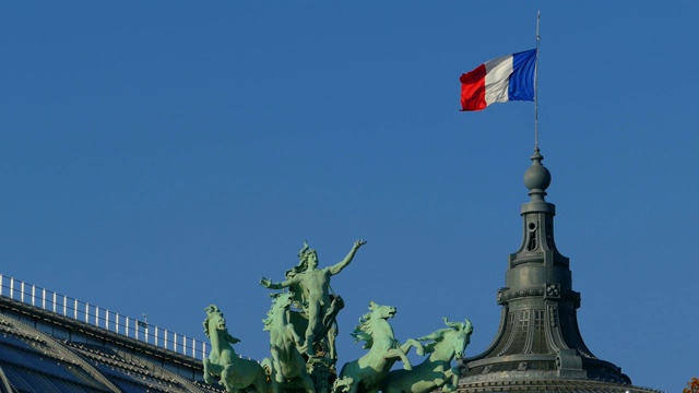 法国巴黎大皇宫上的法国国旗视频下载