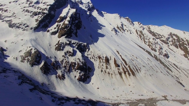 在喜马拉雅山峰上的喜马拉雅登山者视频素材