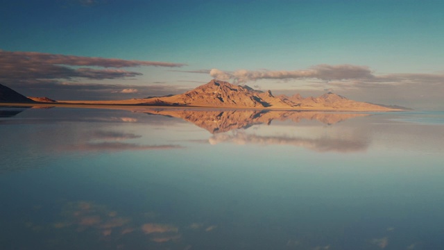 被淹没的博纳维尔盐滩被无人机拍摄，美国犹他州视频素材