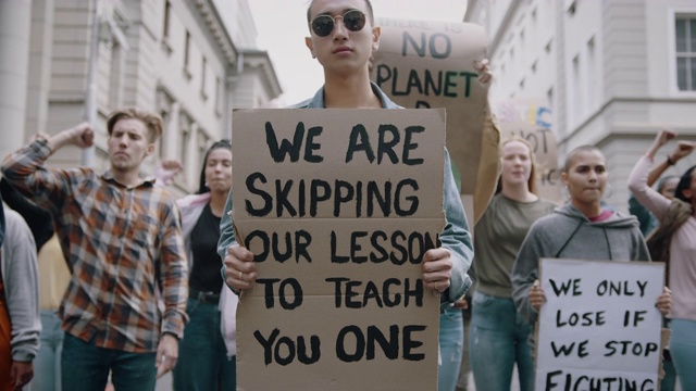 一群人抗议气候变化视频素材