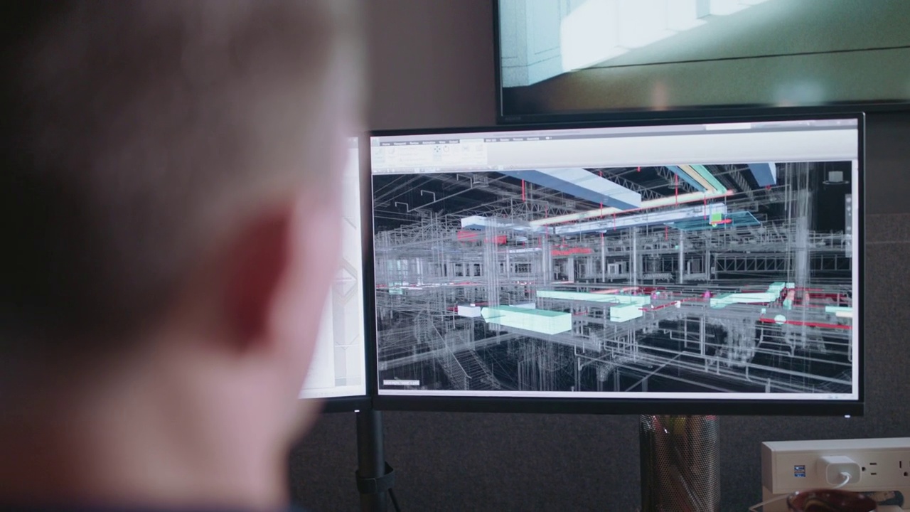 CU设计师工作在一个3D蓝图模型显示在计算机显示器上视频素材