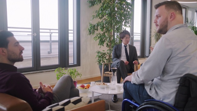 坐轮椅的商人与同事分享想法视频素材