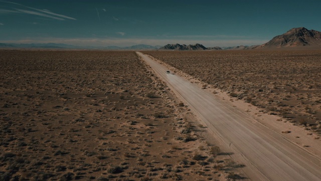 美国内华达州一条干燥的土路上，无人机在一辆卡车后面飞行视频素材